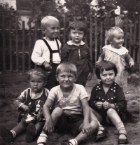 Věra Vacková among children