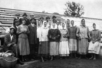 Women and men employed in Rotschield's glasshouse in Šilheřovice. The woman on the left is wearing a "nobility costume", e.i. clothing and shoes. The other women are barefoot in the "farmers´ costume".