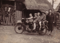 Left to right: Petr Trčka, Růžena Trčková, Marie Jonáková, Štěpánka Hošková, Věra Hošková and Marie Hošková in Třebsko probably in 1930