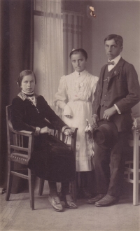 Siblings Justýna, Marie and Petr Trčkas at Třebsko 15, 1918