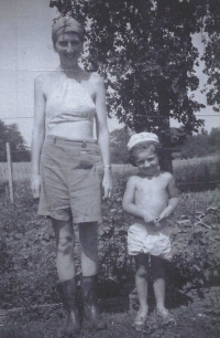 Helen Waldstein with her mother in Canada, circa 1940