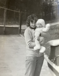 Máří Magdalena Hajšmanová with her son, 1974