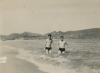 František Ambrož with a colleague while swimming in Busan 1954