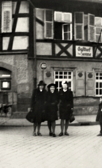 With her roommates Jarka (left) and Hela (right), whom she met in Forced labor deployment, Bamberg, 1944