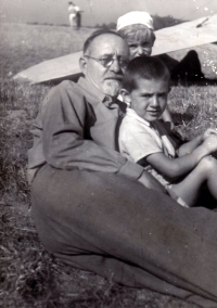 Daniel Malyk with his father in Komořany (1946)