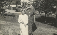 Miloslava Kořínková with her mother at the First Holy Communion