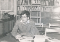 Jan Pfeiffer in the library of the Psychiatric Research Institute, c. 1983