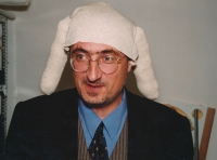 Jan Pfeiffer protesting in the Senate against the use of cage beds in institutional care