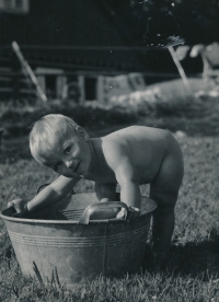 Jan Pfeiffer at his cottage in Černá Voda in Krkonoše (Böhnisch chalets), about 1959