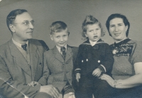 The Bialik family in 1948, from left: father Herman, brother Viktor, Ivan and mother Anna