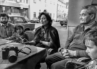 Meeting of Zdenka Tichotová (centre) with her father Vladimír Tosek (right) in Budapest, 1983