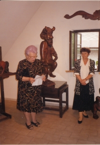 Opening of the woodcarving by Jaroslav Kundrát in the bookstore in Vrchlabí. Opening speech by the writer Marie Kubátová, the witness is standing on the right, 1990s