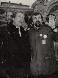 Václav Bartůšek provází Václava Havla na kolonádě v Mariánských Lázních, 1990