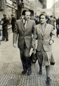 Božena Skalická Rajlichová a Jan Rajlich  krátce před svatbou (či po svatbě), v Praze, cca 1948