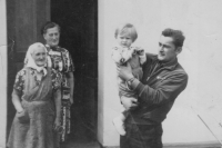 Great-grandmother Anna Böhm, aunt Emma Wolrab, who lived in Egeln near Magdeburg, father Rudolf Gutzer and Naděžda Gutzer around 1966
