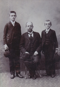 Father of the witness Jan Johann Joseph Weisz, his father Jan Johann Vajz (born 11 January 1853) and his brother Heinrich Weisz in 1903