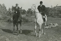 Jarmila a Erna Košťálovi na koních v roce 1934