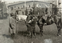 Jarmila a Erna Košťálovi před Zámečkem v roce 1934