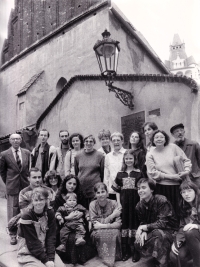 Lucie Lucká (bottom centre) with the Mišpacha ensemble