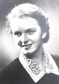 Graduation photograph of Libuše Havlíčková from 1951