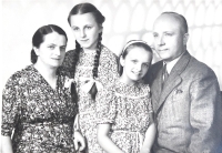 Family portrait, from left: mother Milada Karlíčková (née Dokoupilová), sister Milada, Libuše Havlíčková and father František Karlíček, 1942