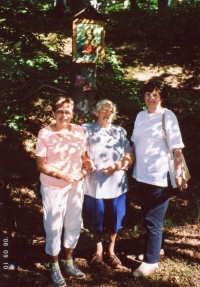 Below the picture of the Virgin Mary in the summer of 2006. On the left Rostislava Raidová, in the middle the wife of Theodor Barták