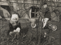 At the house number 168 'on the playground' in Hradec nad Moravicí. Siblings (from left) Rostislava Raidová and Lubomír Soudek. Probably in the late 1940s