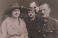 Marta Henclová with her parents, 2 August 1923, from left Božena Weiszová (nee Raková), Marta Henclová, Jan Weisz