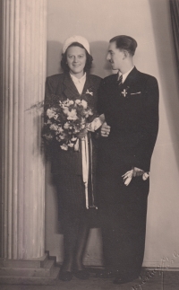 Wedding photo of Marta Henclová and Vladislav Hencl, October 1945 in Kolín