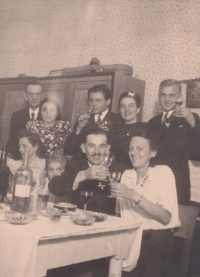 Newlyweds Hencl and wedding party, from the bottom right Marta and Vladislav, October 1945 in Kolín