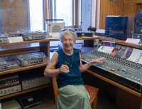 Helen Wilkes Waldstein in 2024 in the studio of Czech Radio Pilsen