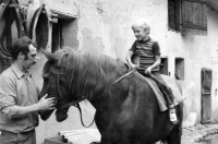 Felix Döhner na statku v Třebomi se synovcem Mariem a koněm jménem Hanzi. Začátek 70. let