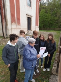 Miloslava Kořínková with pupils from the Stories of Our Neighbours project during a joint trip to Zahrádka