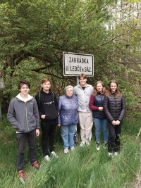 Miloslava Kořínková with pupils from the Stories of Our Neighbours project during a joint trip to Zahrádka