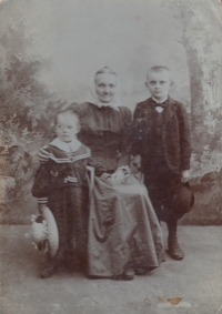 Franz Braun's mother Anna Haase (on the left)