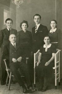 Group photo of the Dolejší family from Karolinka: in the front father Jan and mother Mariana, in the background from the left Jan, Božena, Karel and Marie, ca. end of the 1930s