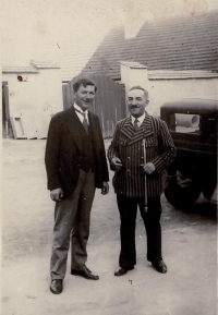 Richard Reiter on the right, father-in-law with a pipe, Zruč nad Sázavou, photographed before World War II