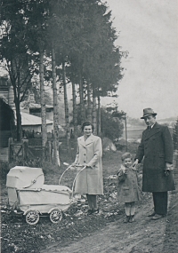 The Pfeiffer family in the spring of 1941 in front of a house in the limestone complex, Karel in the middle.