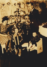 At Christmas 1941, everyone was still happy.