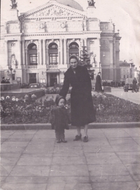 Iryna with her mother near the Lviv opera house, 1960