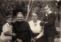 Anna Tichá, grandmother of the witness (in white blouse), with her mother and two children