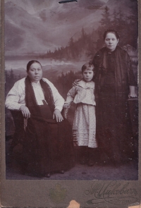 Iryna's great-grandmother, Maria Klevanova, with her brother's wife and daughter. Yuzivka (Donetsk), 1902