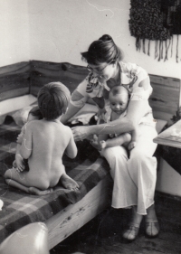 Dagmar Koverdynská with children