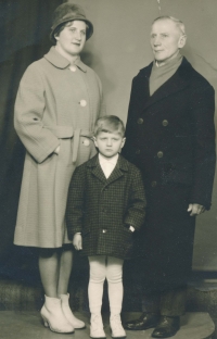 Robert Patlevič (right) with his youngest daughter Emilia and grandson Anton Slivka, around 1962