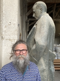 Kamil Krůta after 35 years at the statue of Klement Gottwald, which he and his friends toppled in Teplice in 1988, 2023