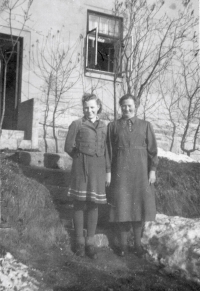 Rudolf Hable's sister Hilda with her mother Barbara, during the Second World War