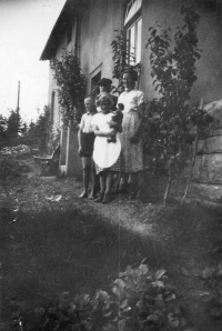 Family photo in front of the house in Mšeno nad Nisou. From left Rudolf Hable, his brother, Hilda Hable and Barbora Hable, around 1938