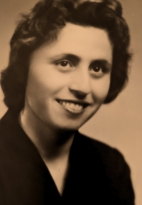 Graduation photo of Ourania Romanopoulou from 1958