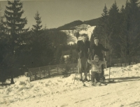 Alena Jandová with her parents on skis