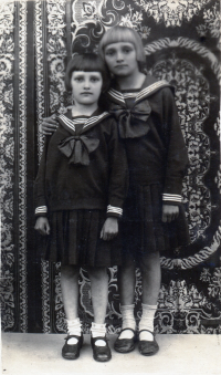 Sisters Olga and Věra Glajchova, 1935